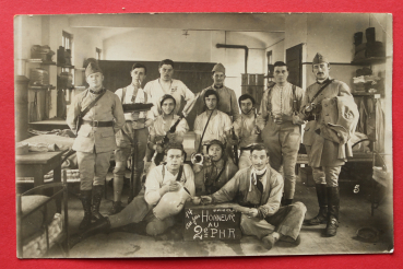 Foto Ansichtskarte AK Soldaten Kaserne 1914 Vive la Class honeur au 2e PHR Möbel Baracke Frankreich France 1. Weltkrieg
